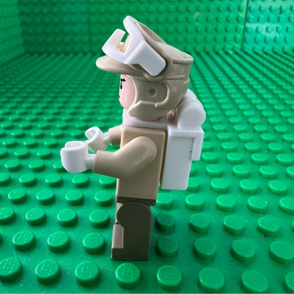 LEGO Star Wars Hoth Rebel Trooper Minifigure in 2010 set 8083 Orange Chin Dimple - Picture 3 of 7